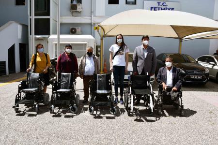 Engelli Vatandaşlara Akülü Sandalye Hediye Edildi
