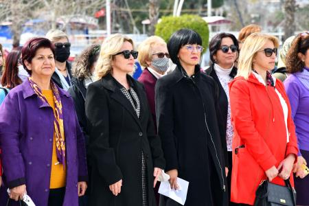 Kadınlar, Atatürk Anıtına Çelenk koydu 