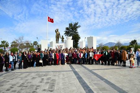 Atatürk anıtına çelenk koyma töreni gerçekleşti